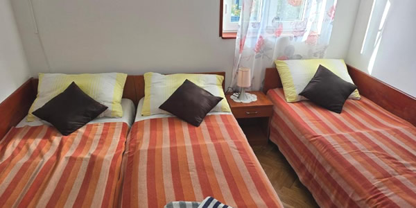 Apartments Stjepan Malinska - terasa i vrt